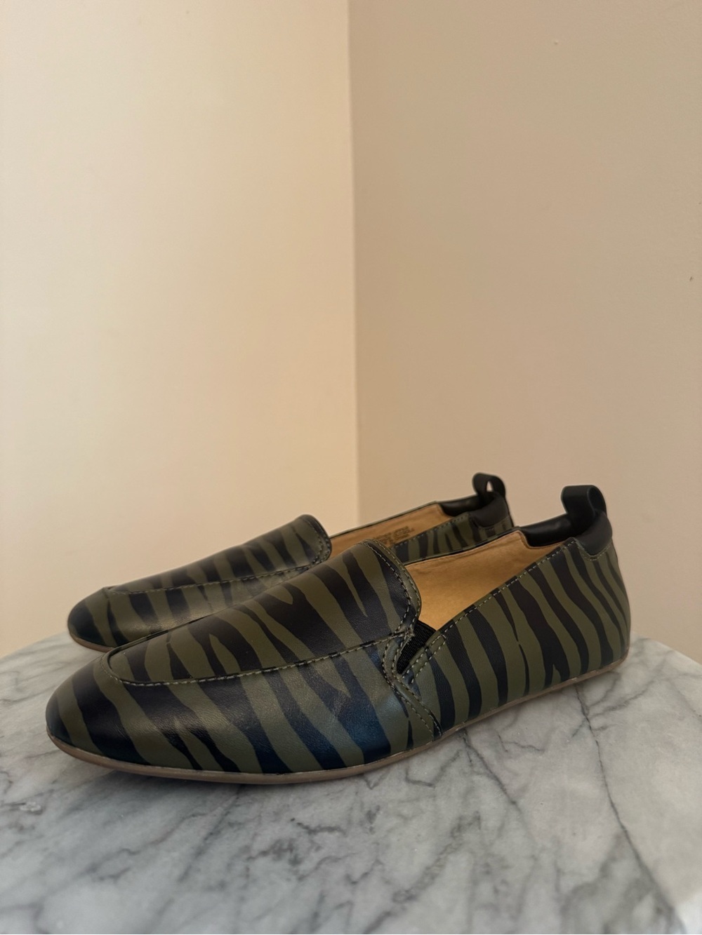 Talbots Jessie Gore Zebra Nappa Loafers Women’s Size 7 Leather Slip On Flats - Picture 3 of 7